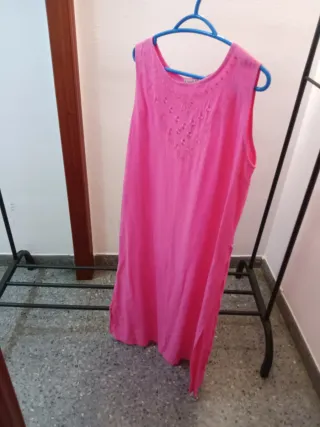 VESTIDO LARGO DE COLOR ROSAY TIENE UN LAZO