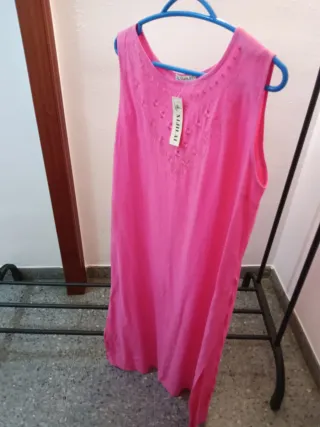 VESTIDO LARGO DE COLOR ROSAY TIENE UN LAZO