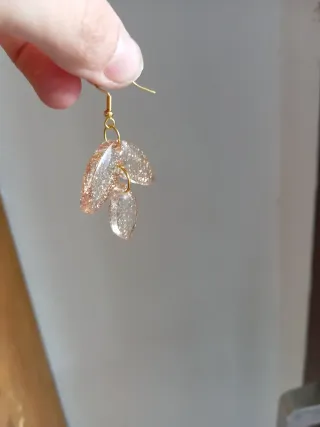 Pendientes Hojal con Brillo Dorado