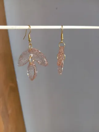 Pendientes Hojal con Brillo Dorado