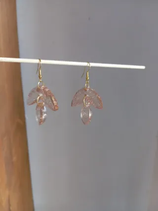 Pendientes Hojal con Brillo Dorado