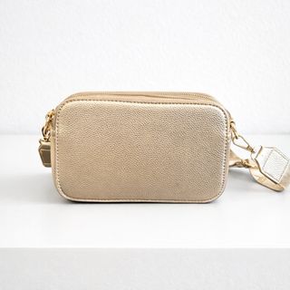 Bolso bandolera dorado con correa étnica