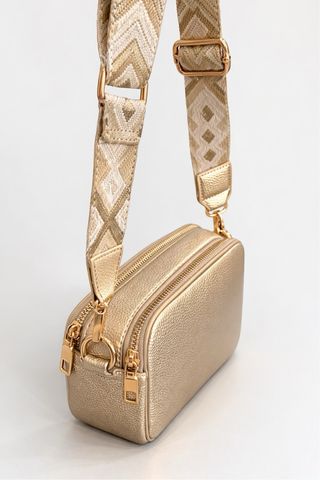 Bolso bandolera dorado con correa étnica
