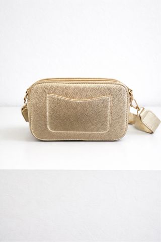 Bolso bandolera dorado con correa étnica