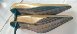 Zapatos de tacón dorados