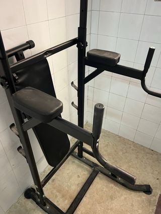 Estación Dominadas con Banco Plano y mancuernas