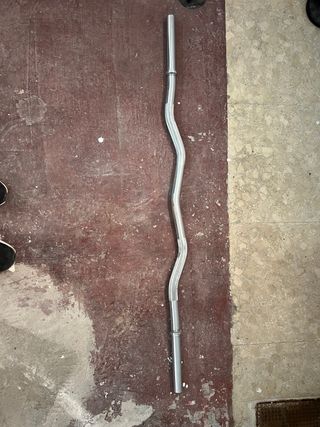 Estación Dominadas con Banco Plano y mancuernas