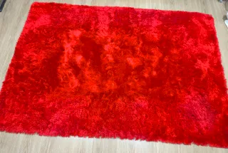 Alfombra de pelo rojo.