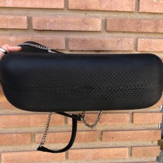 Bolso O bag negro con cadena