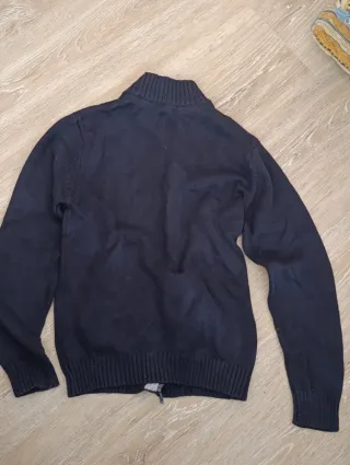 Casaco de malha azul com fecho