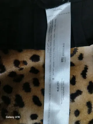 Maglia nera con micro strass