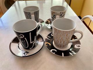 Juego 4 mugs grandes cafe/leche/batido y un platit