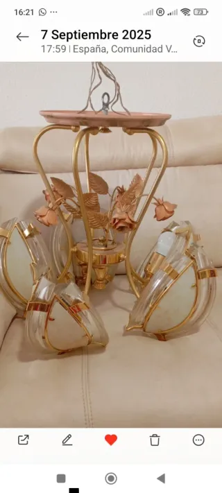 Lámpara de techo dorada con rosas