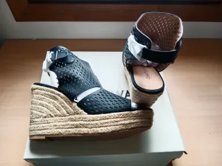 Sandalias cuña negras y beige T41