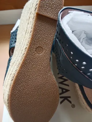 Sandalias cuña negras y beige T41