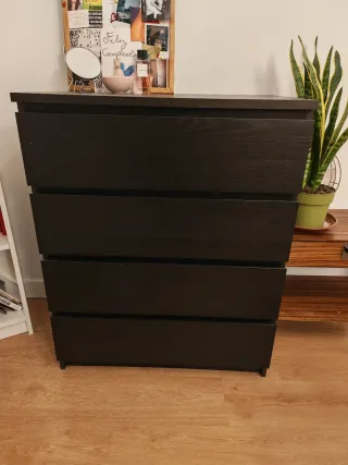 Cómoda de madera oscura Ikea