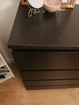 Cómoda de madera oscura Ikea