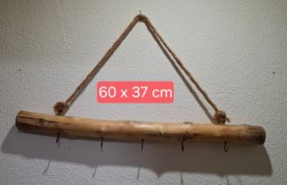 Colgador de madera rústico con cuerdas