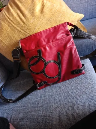 Bolso bandolera rojo y negro