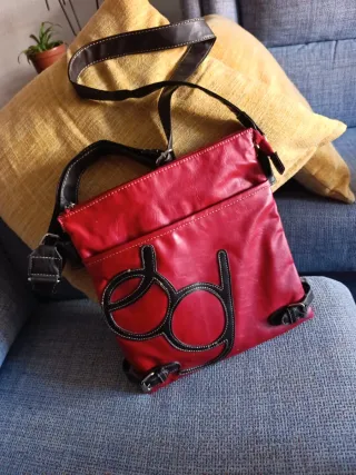 Bolso bandolera rojo y negro