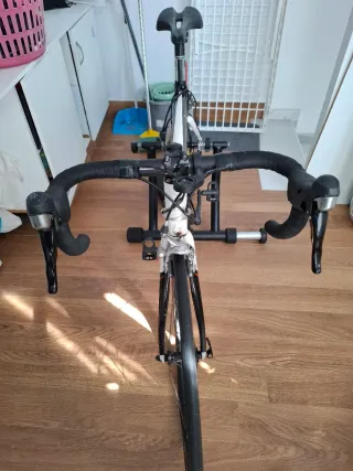 Bicicleta carretera con rodillo