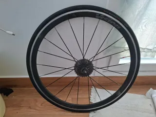 Bicicleta carretera con rodillo