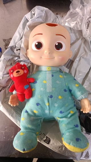 - CoComelon CMW0146 - Muñeco de Peluche JJ Que C