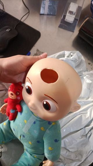 - CoComelon CMW0146 - Muñeco de Peluche JJ Que C