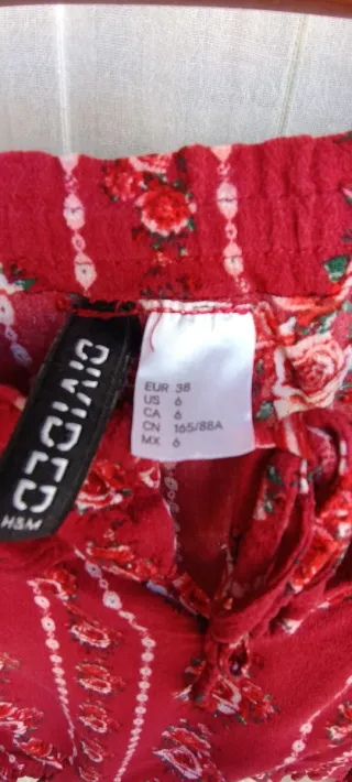 Blusa H&M hombros descubiertos floral