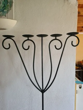 Candelabro de metal negro