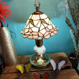 Lámpara de mesa de noche en Tiffany