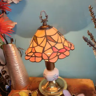 Lámpara de mesa de noche en Tiffany