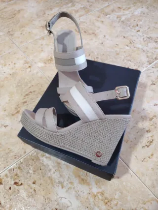 Sandalias cuña NeroGiardini azul y plata