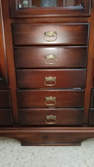 Vitrina de caoba vintage con detalles dorados