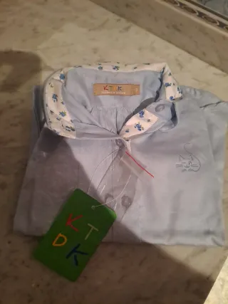 Camisa KTK azul bebé con estampado floral
