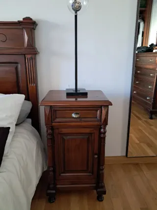 Cómoda de madera con espejo, dos mesitas, cabecero