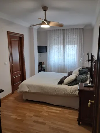 Cómoda de madera con espejo, dos mesitas, cabecero