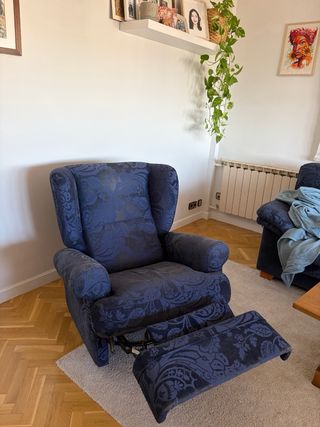 Sillón reclinable con reposapiés