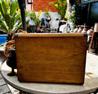 Caja de madera antigua pintada a mano J. Sorolla