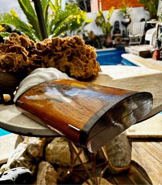 Caja de madera antigua pintada a mano J. Sorolla