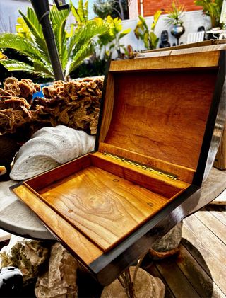 Caja de madera antigua pintada a mano J. Sorolla