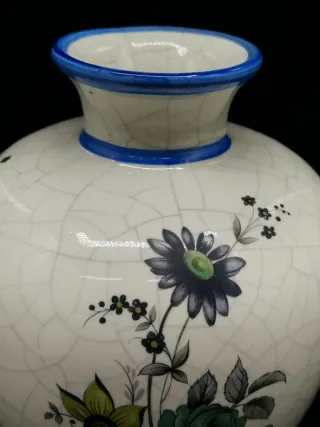 Jarrón de cerámica craquelada con motivos florales