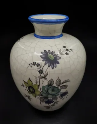 Jarrón de cerámica craquelada con motivos florales