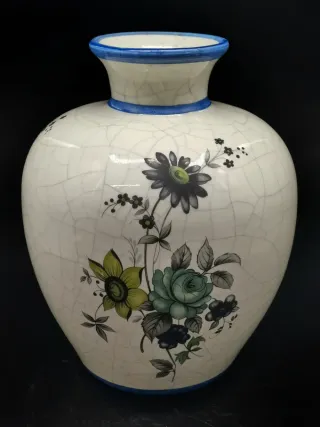 Jarrón de cerámica craquelada con motivos florales