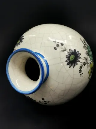 Jarrón de cerámica craquelada con motivos florales