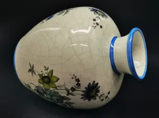 Jarrón de cerámica craquelada con motivos florales