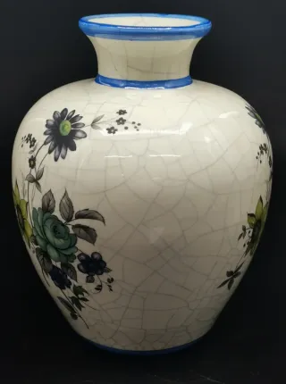 Jarrón de cerámica craquelada con motivos florales