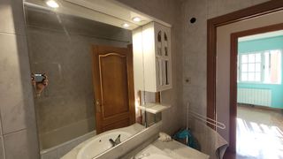 Espejo baño biselado,  con luz y armario estantes