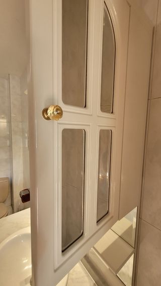 Espejo baño biselado,  con luz y armario estantes