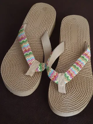 Sandalias grecas multicolor cuña T.38